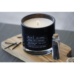 Bougie parfumée luxe Jasmin, Oud, Bois de Santal - Lulu Candles en situation