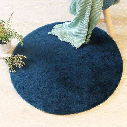 Présentation de Tapis doux fourrure bleu canard ATMOSPHERA en situation