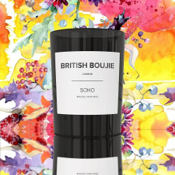 Bougie parfumée British Boujie, parfum boisé sucré, longue durée en situation