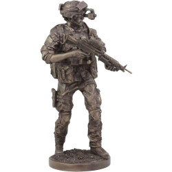 Sculpture Statue Soldat Mission Nuit Covert Ebros Gift en situation