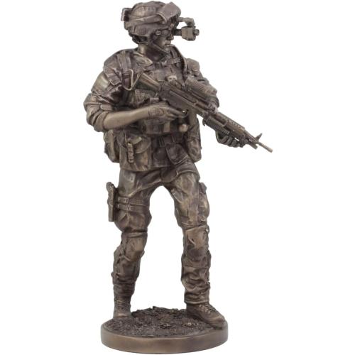 Présentation de Sculpture Statue Soldat Mission Nuit Covert Ebros Gift en situation