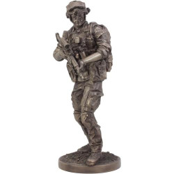 Présentation Sculpture Statue Soldat Mission Nuit Covert Ebros Gift