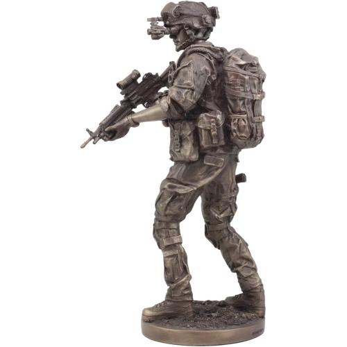 Présentation de Zoom sur Sculpture Statue Soldat Mission Nuit Covert Ebros Gift