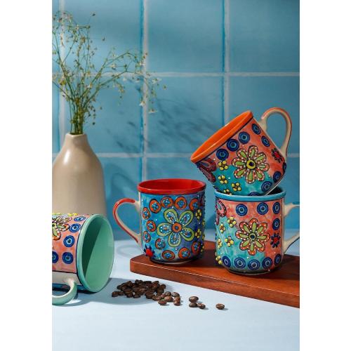 Présentation de Tasses à café colorées, motif floral, peintes à la main en situation