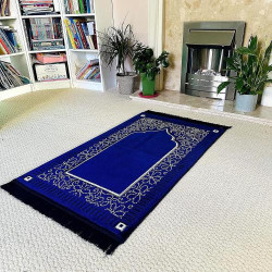 Tapis de prière velours Mihrab bleu marine Generique en situation