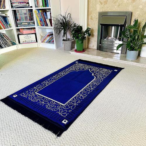 Présentation de Tapis de prière velours Mihrab bleu marine Generique en situation