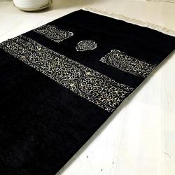 Tapis de prière musulman noir, motif islamique brodé en situation