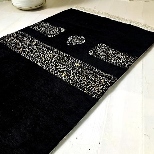 Présentation de Tapis de prière musulman noir, motif islamique brodé en situation