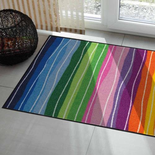 Présentation de Tapis lavable multicolore Wavy Lines, Salonloewe en situation