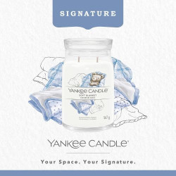 Yankee Candle Signature, bougie parfumée, couverture douce, cire soja en situation