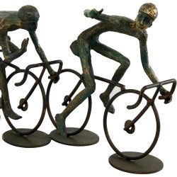 Sculpture Cyclistes Bronze Polystone Deco 79, Art Moderne en situation