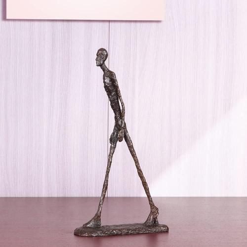 Présentation de NILEEBUKER Statue Giacometti Bronze Homme Marchant Abstrait en situation