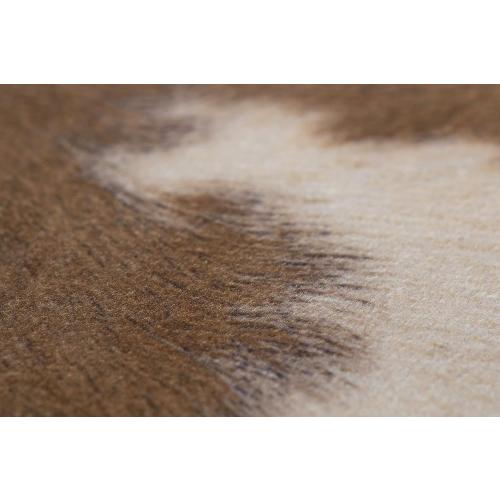 Présentation de Tapis Andiamo Peau de Vache Imitation Crème Marron en situation