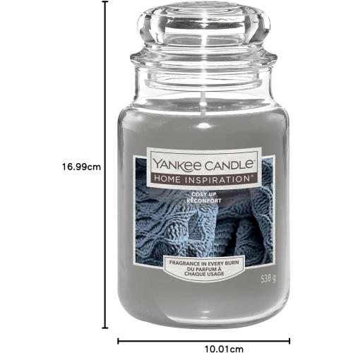 Présentation de Yankee Candle, Cosy Up, Bougie Parfumée Reconfortante en situation