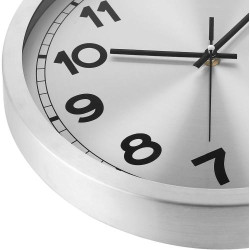 Horloge Murale Plumeet Aluminium Argent, Silencieuse, Design Chic en situation