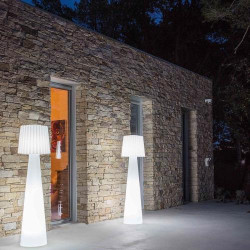 Lampadaire design extérieur Lumisky, éclairage LED puissant en situation