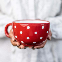 Présentation Tasse en céramique rouge à pois blancs, faite main