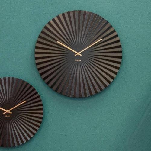 Présentation de Horloge Murale Sensu Noir Karlsson, Design Élégant en situation