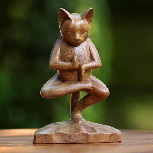 Présentation de Sculpture en Bois Vrkasana Yoga Kitty Marron NOVICA en situation