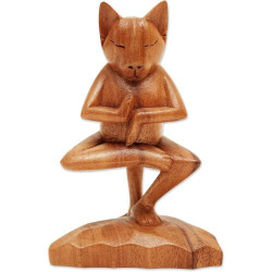 Présentation Sculpture en Bois Vrkasana Yoga Kitty Marron NOVICA