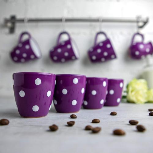 Présentation de Tasses Expresso Violettes Pois Blancs, Céramique Artisanale en situation