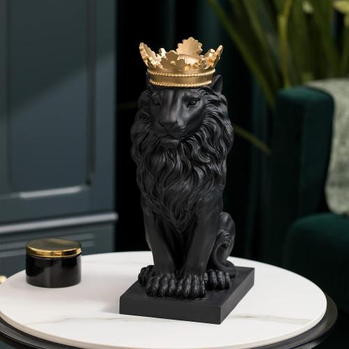 Présentation de Statue Lion Debout Noir, Couronne Dorée, LC LCdecohome en situation