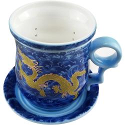 Tasse à Thé Chinoise Dragon Or, Porcelaine Bleue Blanche en situation