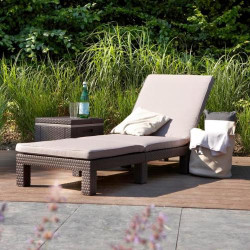 Chaise Longue Daytona SL Keter, Marron, Confort Extérieur en situation