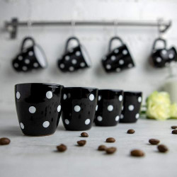 City To Cottage, Ensemble 4 Tasses Expresso Noires Pois Blancs en situation