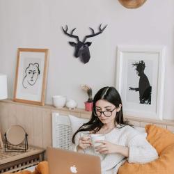 Tête de cerf noir, décoration murale géométrique bois en situation