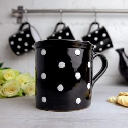 Tasse Mug Noir Pois Blancs, Céramique Peinte Main en situation