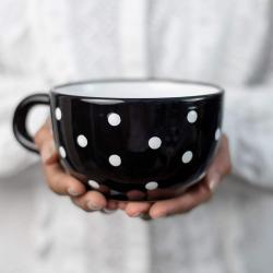 Présentation Tasse en céramique noire, pois blancs, artisanale