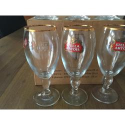 Verres à bière Stella Artois, 6 pièces, bord doré en situation