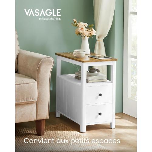 Présentation de VASAGLE Table d'Appoint, Multiprise, 2 Tiroirs, Marron Chêne en situation