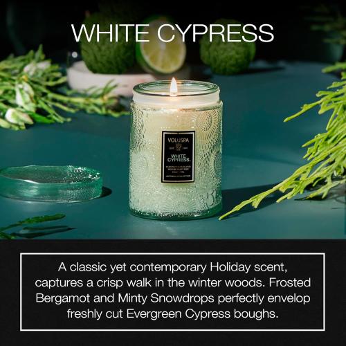 Présentation de Bougie parfumée Voluspa White Cypress, couvercle inclus en situation