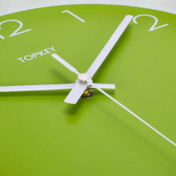 Horloge Murale Silencieuse Topkey, Décorative Moderne, Verte en situation