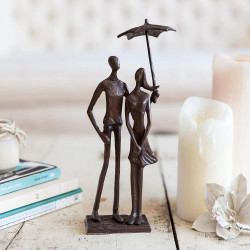 Sculpture Couple Amoureux Parapluie Bronze, Art Métal Moderne en situation