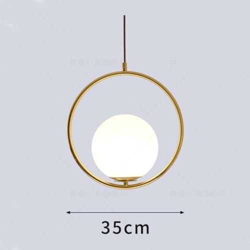 Présentation de Suspension Lampe Moderne LED Boule Verre Métal Doré en situation