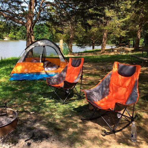 Présentation de Chaise Camping Bascule Luxe Rembourrée SUNNYFEEL Orange en situation