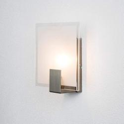 Applique murale carrée fer blanc, lampe Sonian LED en situation