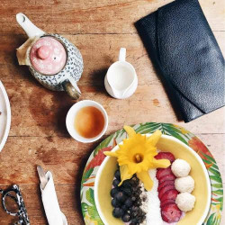 Assiette Plate Fleurs Jaunes Vertes Roses, Les Jardins de la Comtesse en situation