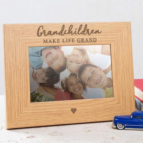 Présentation de Cadre Photo Bois Inscription Grandchildren Make Life Grand en situation