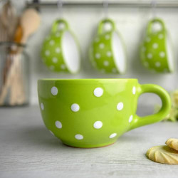 Tasse en céramique verte pomme, pois blancs, City to Cottage en situation