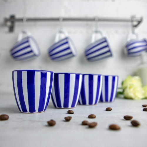 Présentation de Tasses à Expresso Rayées Bleu Marine, Céramique Artisanale en situation