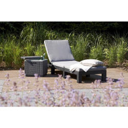 Chaise Longue Daytona SL Keter, Plastique Gris Graphite en situation