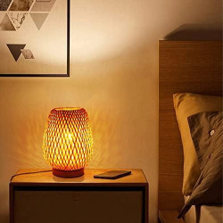 Petite Lampe de Table en Bambou Boho - Éclairage de Chevet Tissé en situation