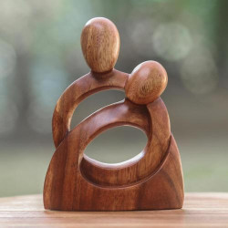 Sculpture romantique bois marron, Eternity of Love en situation