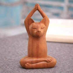 Sculpture en bois Yoga Cat marron, décoration zen en situation