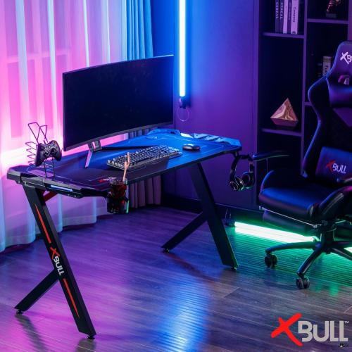 Présentation de Bureau Gaming Ergonomique LED, Accessoires Inclus, Design Moderne en situation