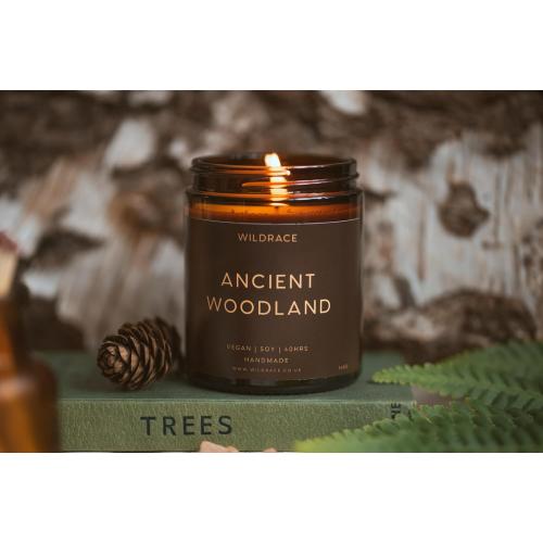 Présentation de Bougie parfumée Ancient Woodland WILDRACE, luxe durable, cire soja en situation